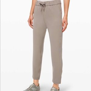 Lululemon "On the fly" Woven. NWT